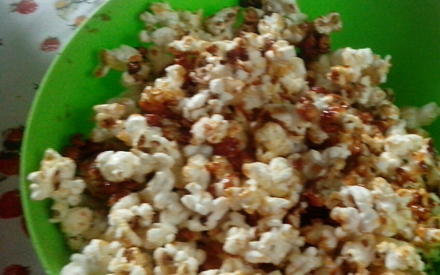 Pipoca caramelizada feita no fogão