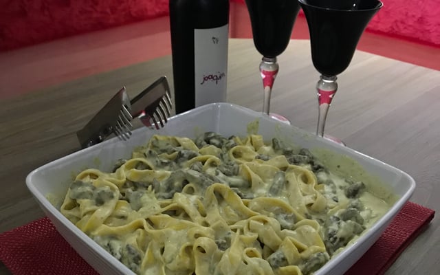Macarrão ao molho quatro formaggio com tirinhas de filé mignon
