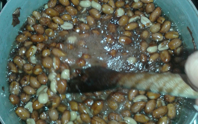 Carrapinha (amendoim coberto com chocolate)