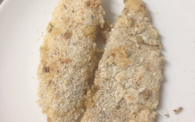 Peixe empanado assado