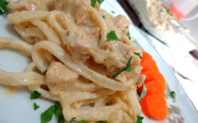 Macarrão com frango e molho branco