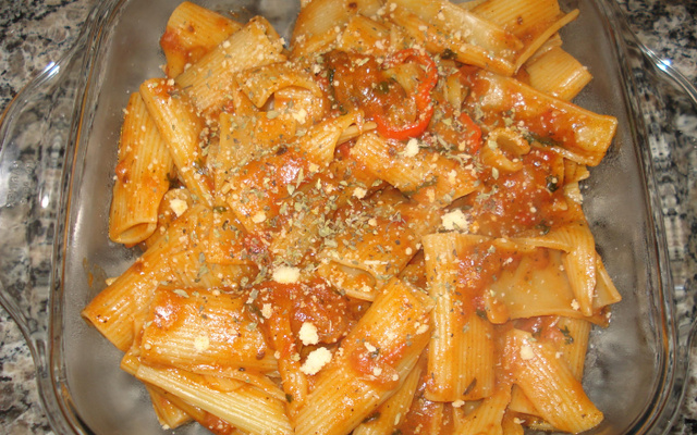 Rigatoni ao molho de tomate e manjericão
