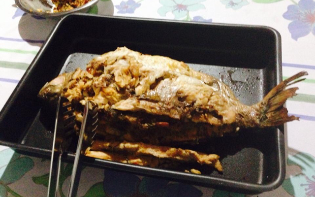 Pacu recheado com farofa de banana e couve