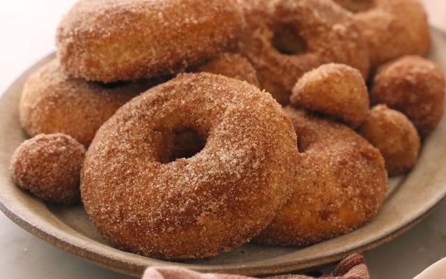 Rosquinhas de vinagre finalizadas com açúcar e canela