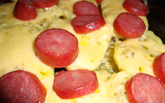Batatas assadas ao queijo parmesão e linguiça portuguesa