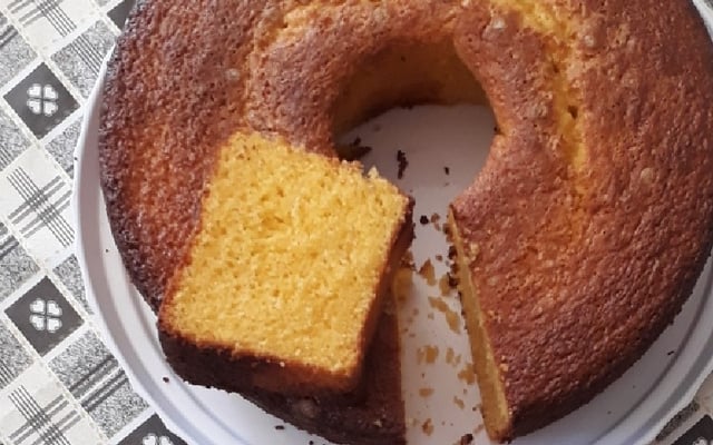 Bolo de fubá com suco de laranja