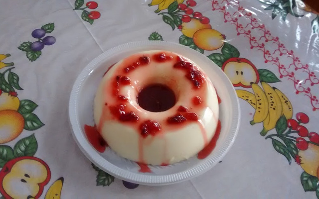 Manjar de coco com calda de morango