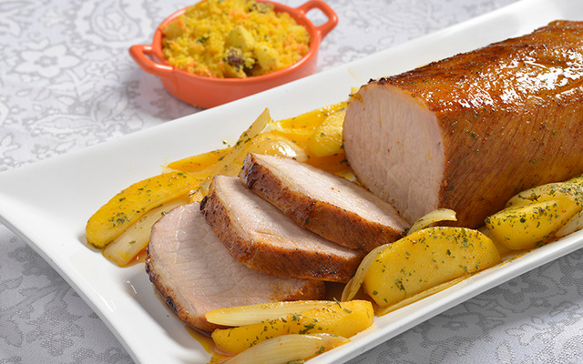 Lombo com maçã verde e cebolas