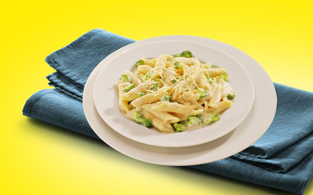 Penne ao molho de queijo e brócolis