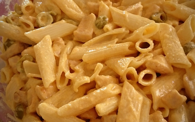 Macarrão com frango e azeitona