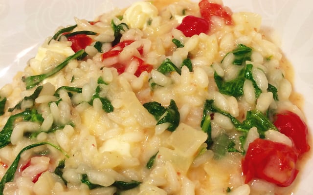 Risoto musarela de bufala, rúcula e tomate cereja