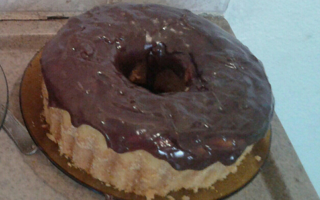 Bolo simples de coco com cobertura de chocolate (muito fácil)