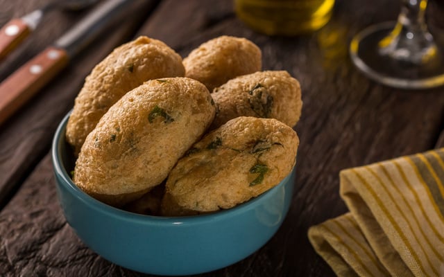 Bolinho de mandioca recheado de carne moída