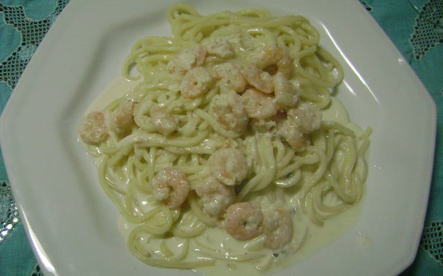 Penne ao molho de gorgonzola com camarão