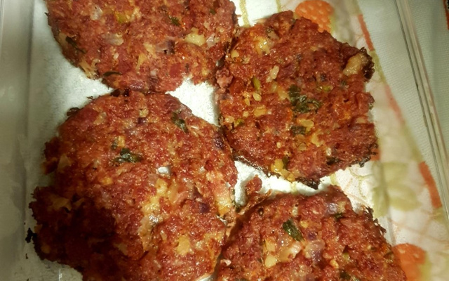 Hambúrguer artesanal de carne-seca com bacon da Fiuza