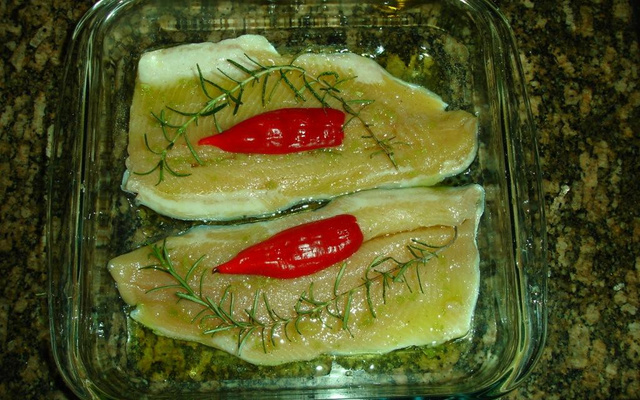 Trutas grelhadas com alecrim e pimenta vermelha