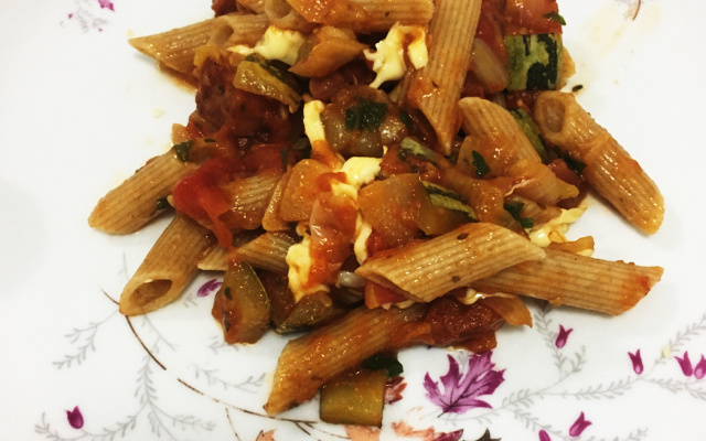 Macarrão com abobrinha e calabresa