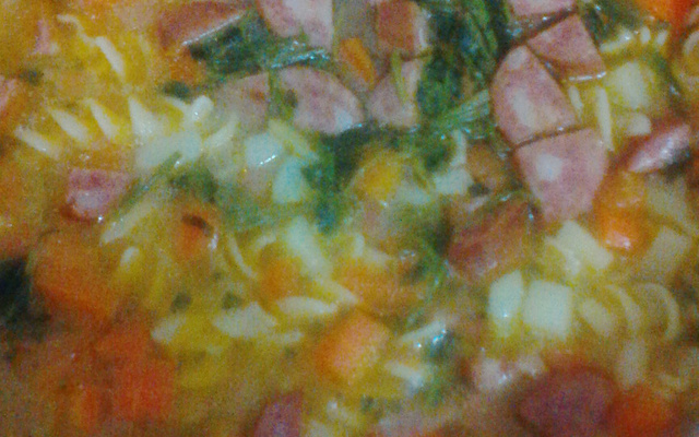 Sopa de legumes com macarrão instantâneo