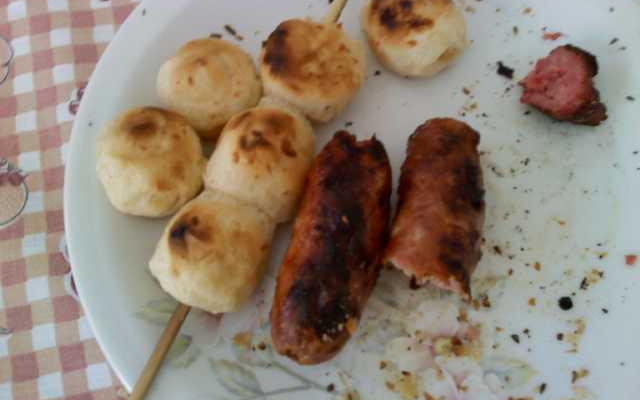 Churrasco de espetinho de pão de queijo
