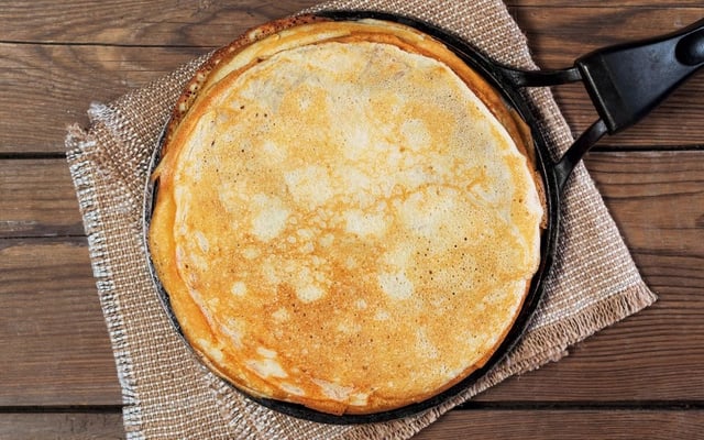 Panqueca de arroz sem glúten e sem leite na frigideira