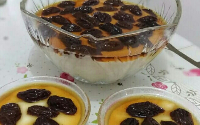 Manjar branco com ameixas