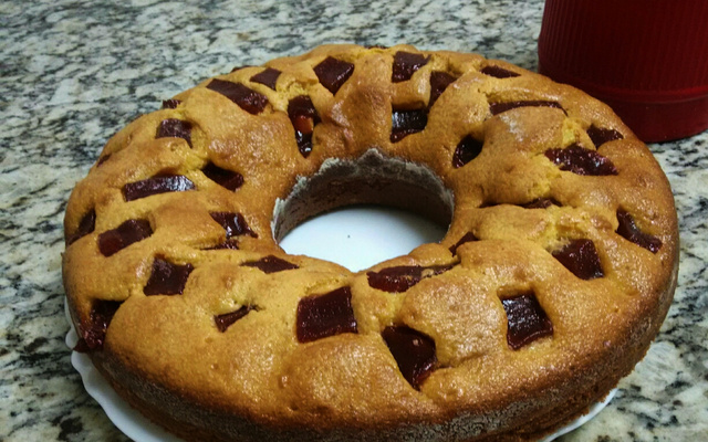 Bolo de fubá com goiabada