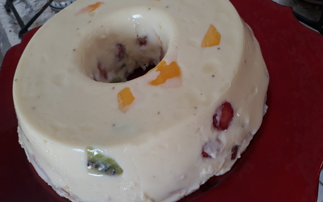 Delícia de leite em pó com salada de frutas