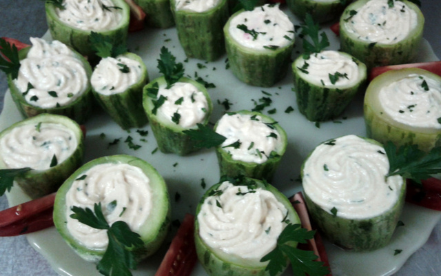 Abobrinha recheada com patê de salmão