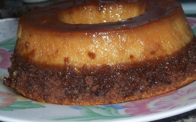 Bolo de chocolate com pudim de leite condensado