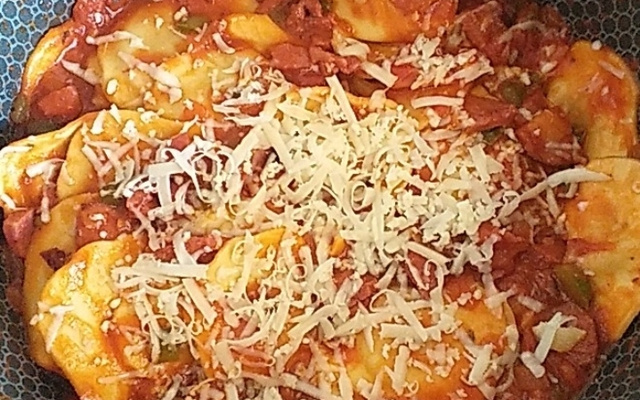 Capelleti ao molho de calabresa e manjericão