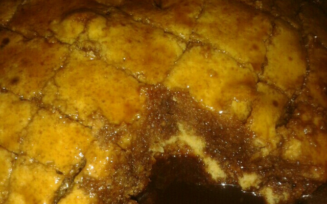 Bolo simples com calda de chocolate