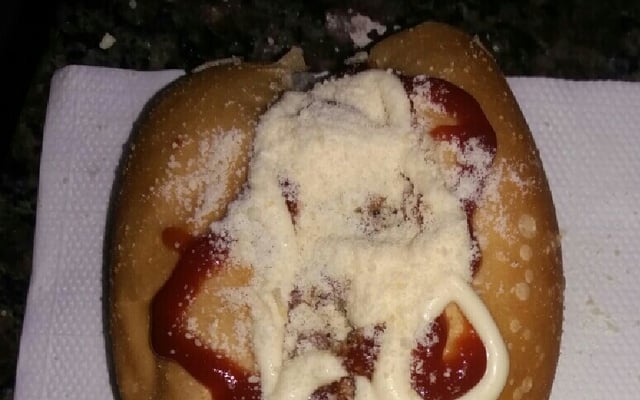 Cachorro quente com carne moída e pão francês