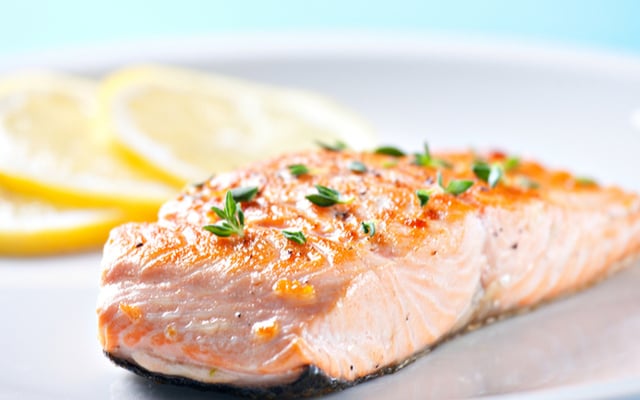 Salmão assado com batata