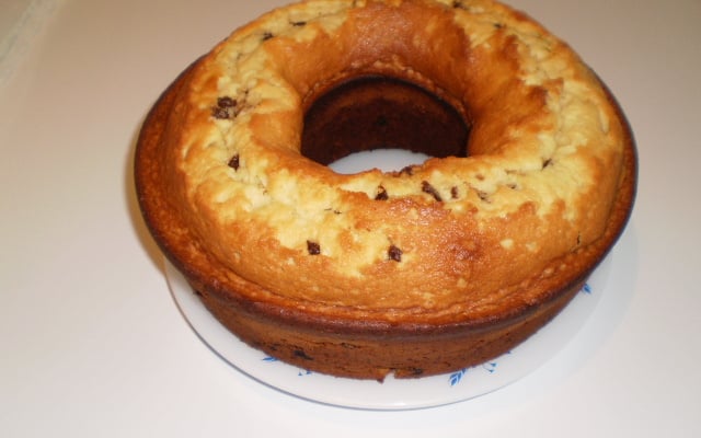 Bolo de baunilha com gotas de chocolate