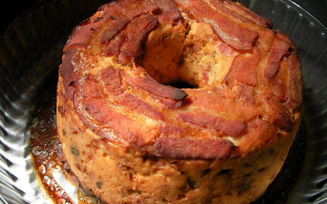 Bolo delicioso de frango com bacon