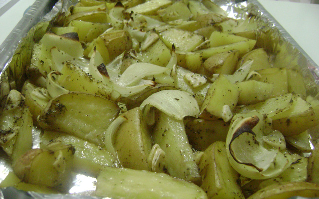 Batatas temperadas e assadas com casca