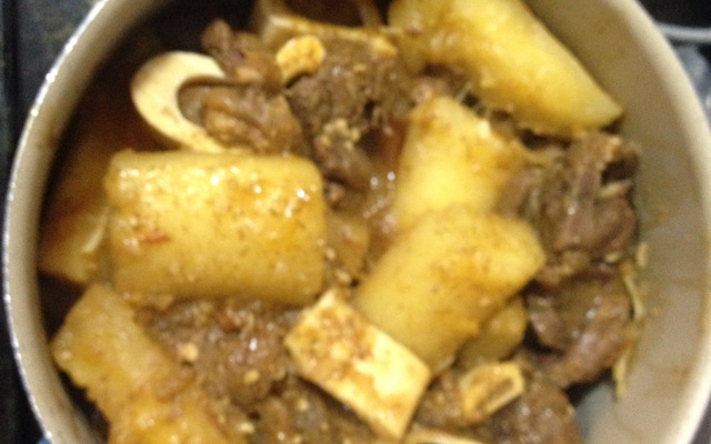 Carne cozida na panela de pressão com aipim