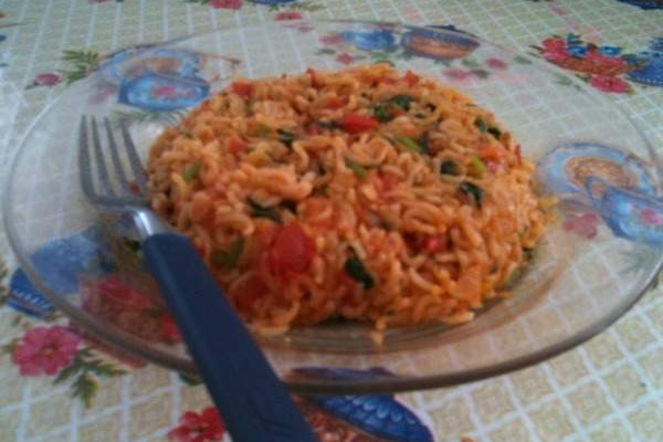 Macarrão instantâneo com tomate