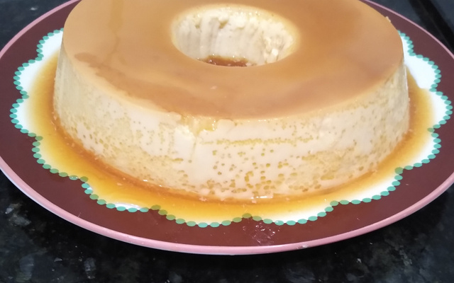 Pudim de leite condensado com furinhos