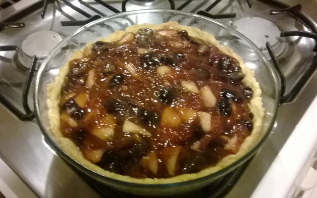 Torta de maçã e uva com suco de laranja