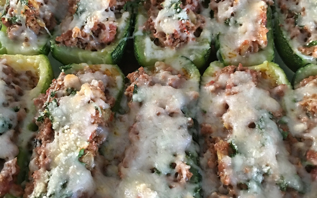 Canoa de abobrinha recheada com carne moída