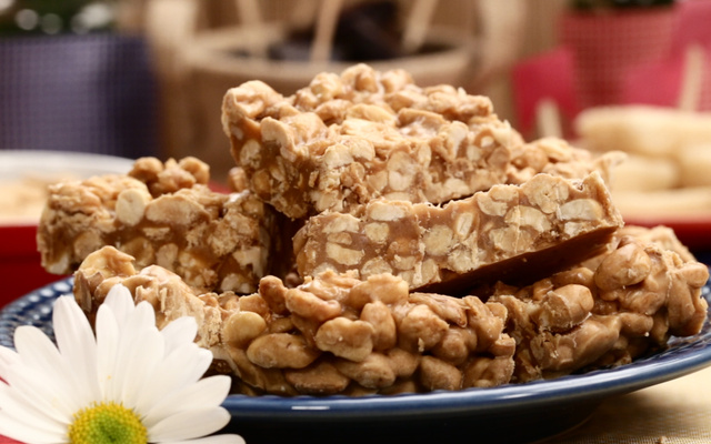 Pé de moleque de leite condensado