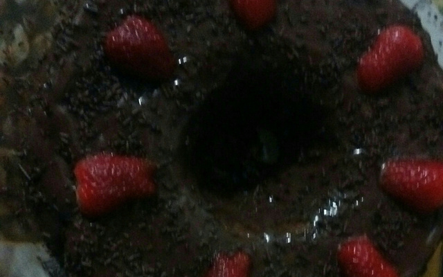 Bolo de chocolate e calda de chocolate