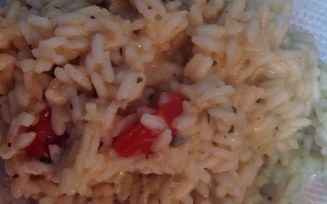 Risoto de queijo com tomate cereja e manjericão