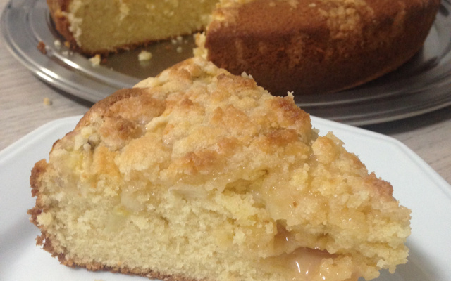 Cuca alemã com farofa