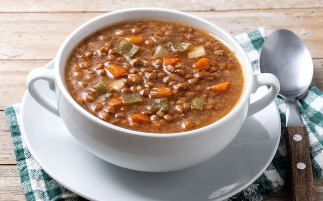 Sopa de lentilha com frango na panela de pressão