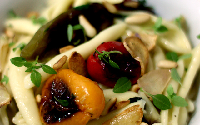Massa (maccheroni) com mini pimentões e alhos assados ao pesto de manjericão