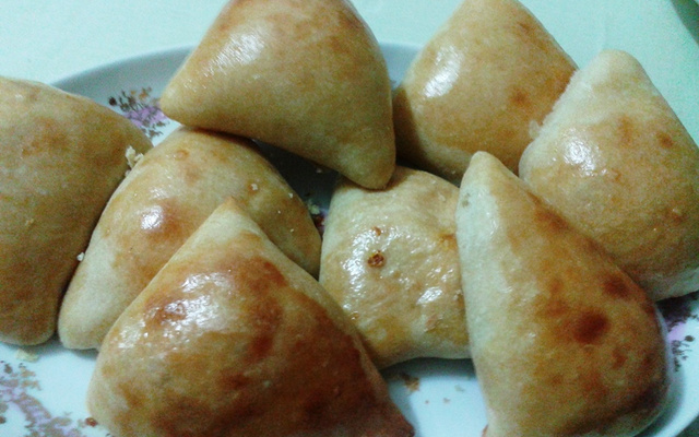 Esfiha de frango com cheddar do Betão