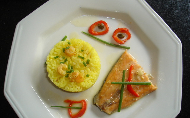 Salmão ao molho de mexerica com arroz de camarão