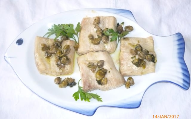 Peixe com molho de alcaparras